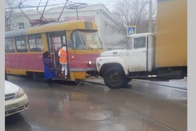 В Волгограде грузовик столкнулся с трамваем маршрута №7