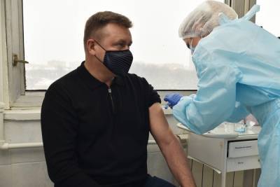 Губернатор Николай Любимов сделал прививку от коронавируса