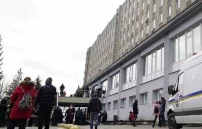 ЧП во Львовской больнице: сотни людей оказались на улице, кадры