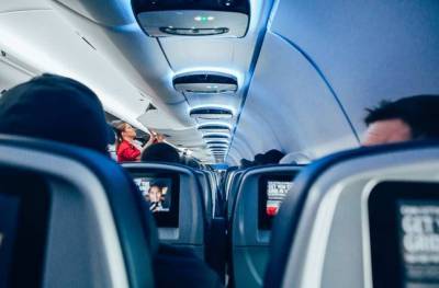 «Убавить звук двигателей»: Стюардесса рассказала о самых странных просьбах пассажиров