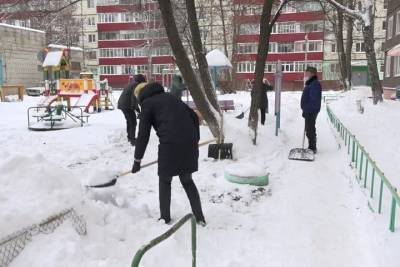 Тамбовчане самостоятельно очистили двор от снега