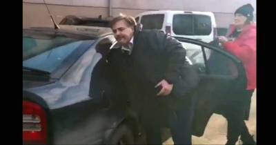 Журналиста Коцабу и его адвоката Монтян залили из огнетушителя и забросали яйцами (видео)