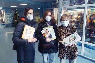 Олег Рой подарил книги пациентам детских онкоцентров в Петербурге