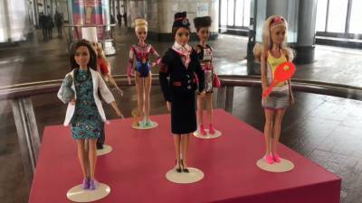 Куклу Barbie-машиниста электропоезда показали в московском метро.