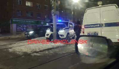 В Смоленске полицейская машина врезалась в столб, парализовав движение трамваев