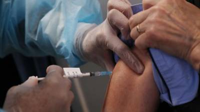 Слабое место препарата: люди, вакцинированные от COVID-19, могут передавать вирус