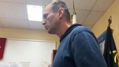 Навальный: в мои планы не входит вешаться на оконной решетке и резать себе вены