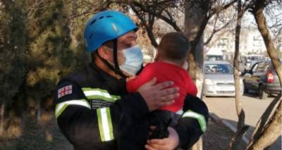 Пожарные вынесли из огня женщину с двумя детьми на востоке Грузии