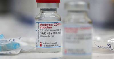 В США уборщик уничтожил почти 2 тыс. доз вакцины Moderna, случайно отключив морозильную камеру