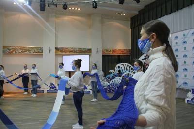 Жители Ханты-Мансийска связали шарф рекордной длины