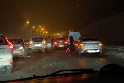 Видео: ДТП из восьми автомобилей произошло у Орехово – на «Сортавале» затруднен проезд