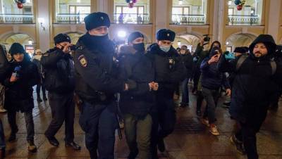 Источник сообщил о сборах силовиков для работы на митинге в Петербурге