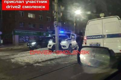 В Смоленске автомобиль ППС врезался в столб, что парализовало движение трамваев