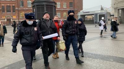 В Петербурге задержали активиста, собиравшегося спеть "Перемен!"