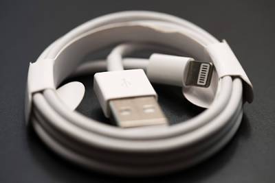 Описаны последствия отказа Apple от зарядника iPhone