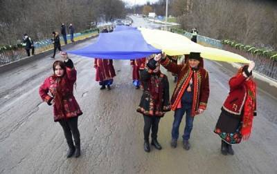 В День Соборности две области Украины соединил 50-метровый флаг
