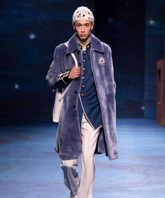 Военные элементы, шапочки кроше и принты Питера Дойга: коллекция Dior Men&apos;s Fall 2021