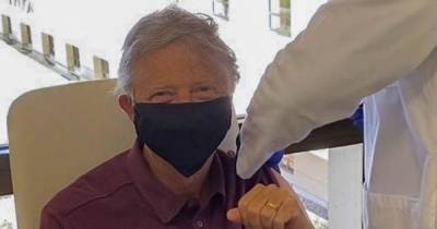 Основатель Microsoft Билл Гейтс сделал прививку от коронавируса (фото)