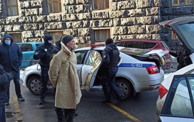 Полиция открыла дело из-за задержания мужчины с оружием возле Рады