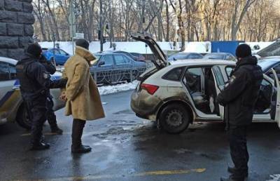 В столице возле комитетов Верховной Рады задержали вооруженного мужчину (ФОТО)