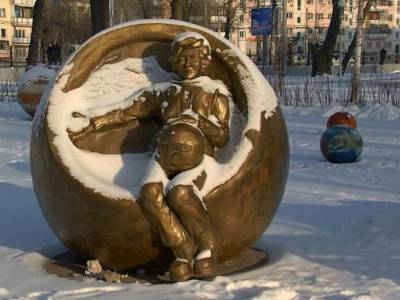 Челябинцы требуют снести памятник «глубоко беременной» Терешковой за 27 млн рублей