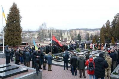 Во Львове день «соборности» Украины провели на кладбище боевиков...