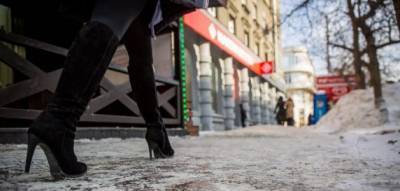 МЧС Орловской области просит женщин отказаться от каблуков и не носить тяжелые сумки