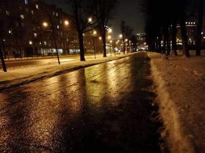 «Идти невозможно»: петербуржцы пожаловались, что тротуары превратились в каток