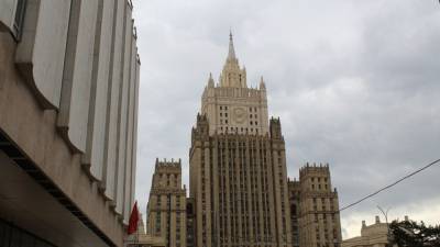 МИД РФ резко ответил на публикацию посольства США о незаконных митингах