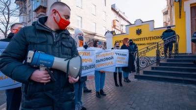 «Обещания оказались нарушенными»: почему Конституционный суд Молдавии лишил русский язык особого статуса