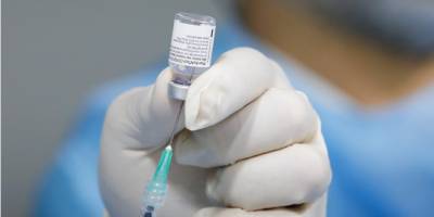 Чиновников еще одной страны подозревают в вакцинации от коронавируса вне очереди
