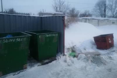 Два в одном: на улицах Оренбурга встречаются странные площадки для мусора