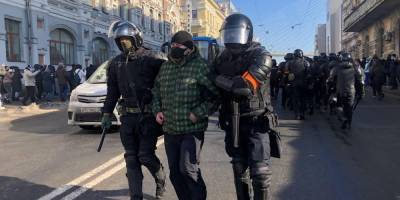 Первые задержания. Жители восточных регионов России вышли на акции в поддержку Навального — видео