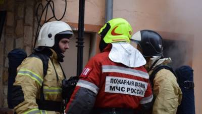 Спасатели вывели из горящего дома на юго-востоке Москвы пять человек