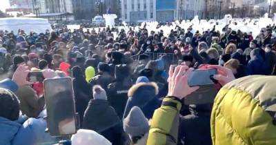 В России начались первые митинги в поддержку Навального: людей задерживают и бьют дубинками