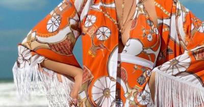 Очки с цепочкой и апельсиновый купальник: Мария Погребняк показала пляжный образ