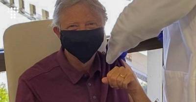 Билл Гейтс сделал прививку против коронавируса. Конспирологи называют его виновным в пандемии