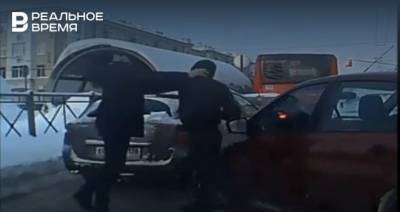 В Казани сняли на видео драку на дороге из-за ДТП
