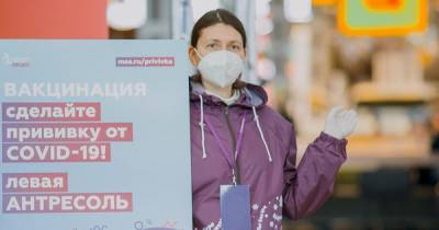 На помощь выездным прививочным бригадам в Москве вышли 500 волонтеров