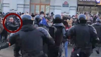 Нападение митингующего на силовика во Владивостоке попало на видео