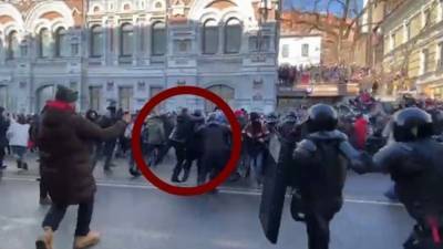 Житель Владивостока во время митинга совершил нападение на силовика