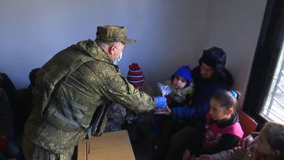 Российские военные доставили гуманитарную помощь детям в провинции Хама