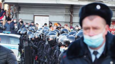 Участник незаконной акции во Владивостоке набросился на полицейского