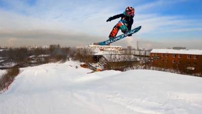 Семилетняя сноубордистка выполняет прыжки с трамплина и бьет рекорды.