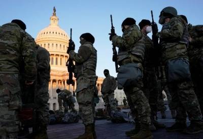 США: Солдат из Капитолия выгнали на улицу