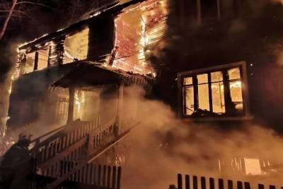 В Архангельске сгорел многоквартирный деревянный дом