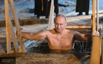 Американца Майкла Бома подняли на смех после слов о крещенском купании Путина