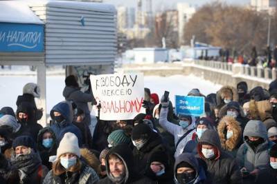 В Екатеринбурге началось шествие в поддержку Навального. Участвует больше 1000 человек