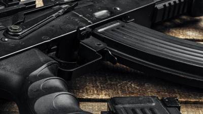Ножи, мачете и топор: любительница оружия открыла стрельбу по остановке в Петербурге