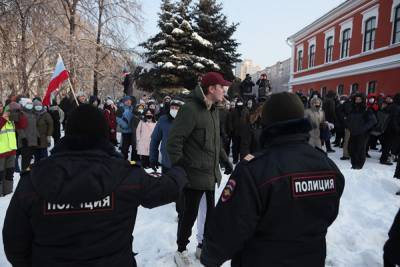 В Челябинске участники акции прорвали оцепление полиции и вышли на проспект Ленина